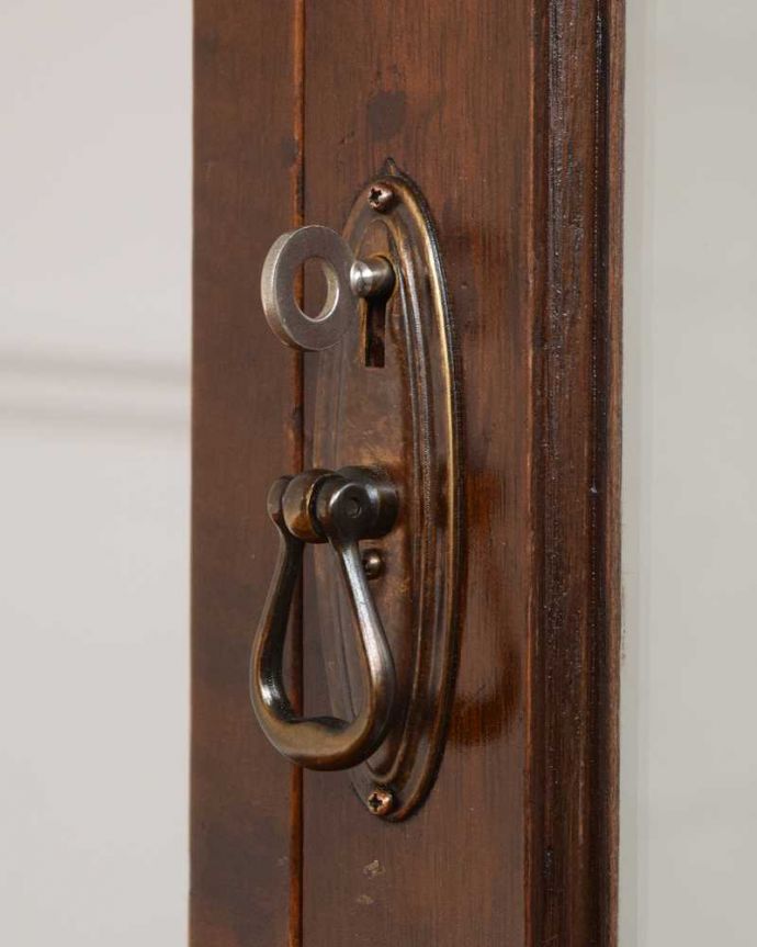 アンティークのキャビネット アンティーク家具 英国スタイルのアンティーク家具、シノワズリデザインの小さなガラスキャビネット。開ける度にワクワクアンティークらしくカギが取っ手の代わり。(q-1533-f)