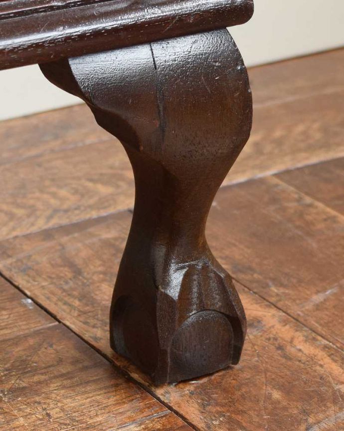 アンティークのキャビネット アンティーク家具 英国スタイルのアンティーク家具、シノワズリデザインの小さなガラスキャビネット。女性1人でラクラク運べちゃう仕掛けHandleのアンティークは、脚の裏にフェルトキーパーをお付けしています。(q-1533-f)