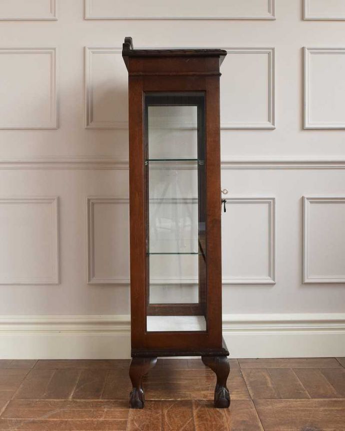 アンティークのキャビネット アンティーク家具 英国スタイルのアンティーク家具、シノワズリデザインの小さなガラスキャビネット。横から見ると・・・横面もガラス。(q-1533-f)