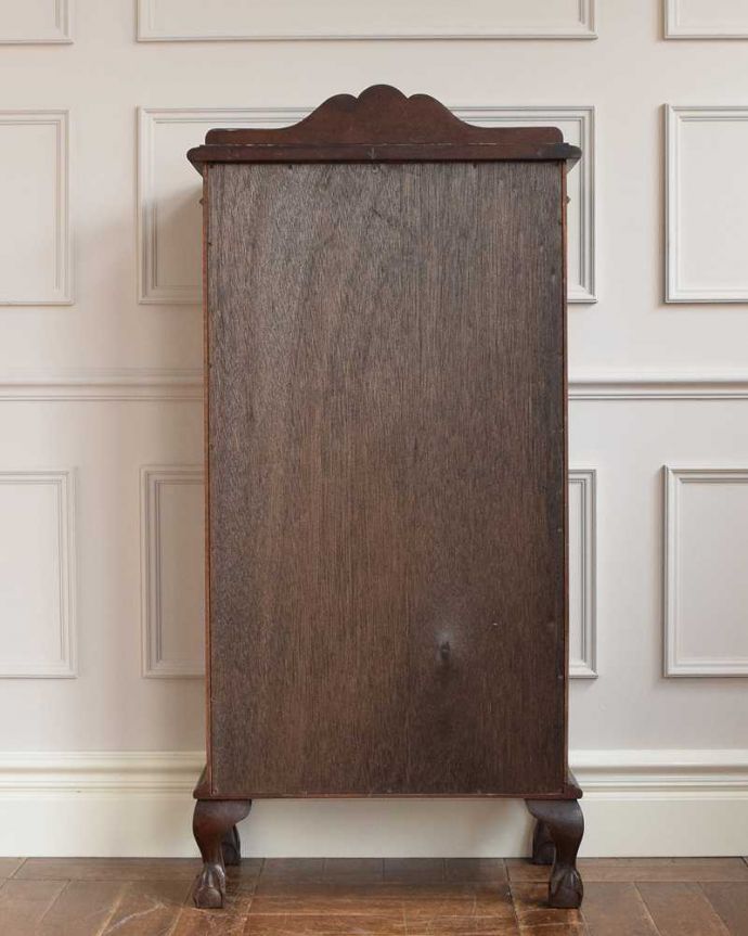 アンティークのキャビネット アンティーク家具 英国スタイルのアンティーク家具、シノワズリデザインの小さなガラスキャビネット。修復してあるので後姿もキレイ!アンティークは新品ではないので、もちろん経年変化によるキズはありますが、専門の職人がキレイに修復したので、後ろ姿もキレイです。(q-1533-f)