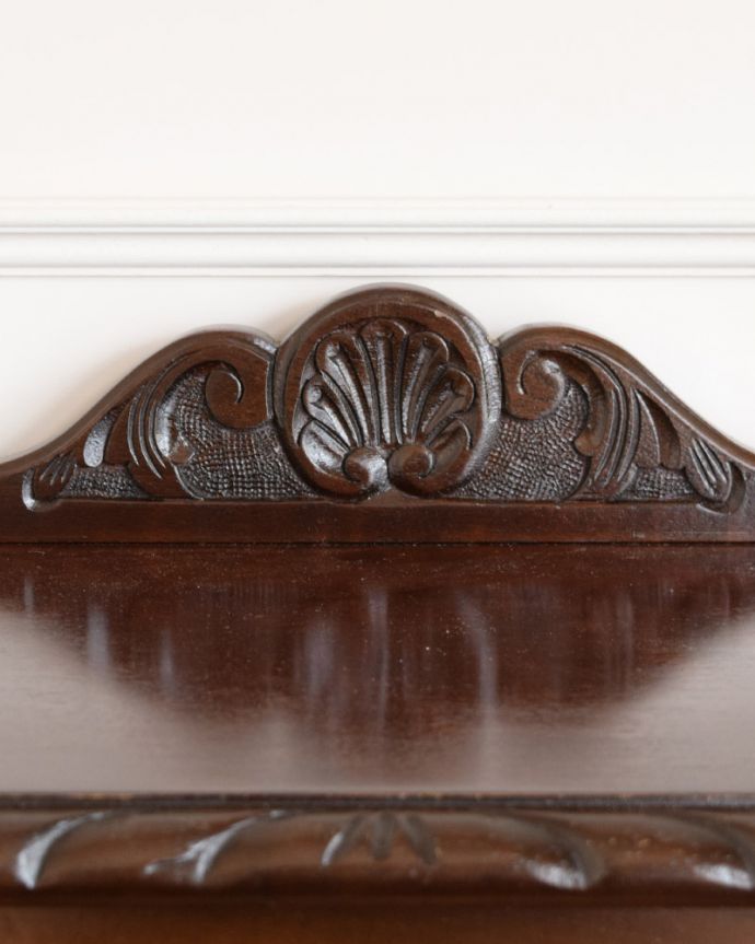 アンティークのキャビネット アンティーク家具 英国スタイルのアンティーク家具、シノワズリデザインの小さなガラスキャビネット。いろんな場所にこだわり彫のデザインもいろいろです。(q-1533-f)