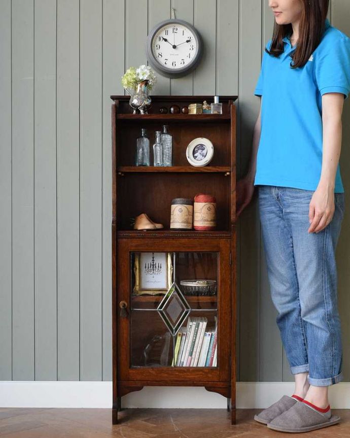 アンティークのキャビネット アンティーク家具 英国輸入のアンティーク家具、ステンドグラス入りのアンティークブックシェルフ(本棚)。オープン棚とガラスが入ったアンティーク家具オープンタイプの本棚は、便利に使える実力派。(q-1534-f)