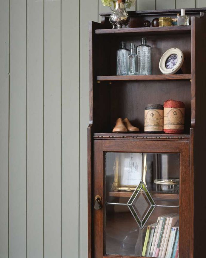 アンティークのキャビネット アンティーク家具 英国輸入のアンティーク家具、ステンドグラス入りのアンティークブックシェルフ(本棚)。ガラスの扉収納も付いている実力派オープン棚だけじゃなくステンドグラスの扉も付いているタイプなので、見た目もアンティークらしさたっぷりの美しさ。(q-1534-f)