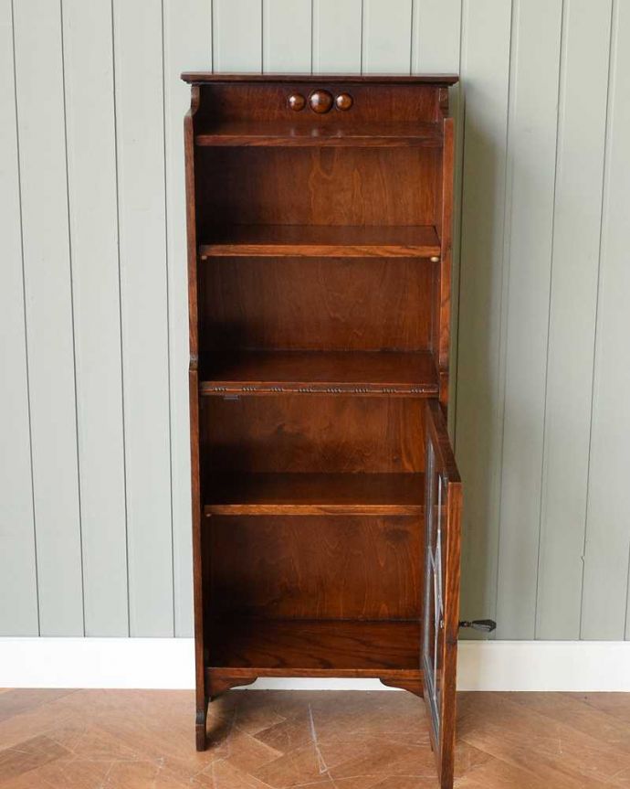 アンティークのキャビネット アンティーク家具 英国輸入のアンティーク家具、ステンドグラス入りのアンティークブックシェルフ(本棚)。扉の中を開けみると・・・扉の中も、もちろん専門の職人がキレイに修復しました。(q-1534-f)