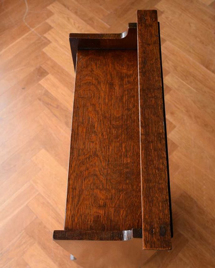 アンティークのキャビネット アンティーク家具 英国輸入のアンティーク家具、ステンドグラス入りのアンティークブックシェルフ(本棚)。上から見てみると・・・天板の塗装も修復の際、ピカピカにお直ししました。(q-1534-f)