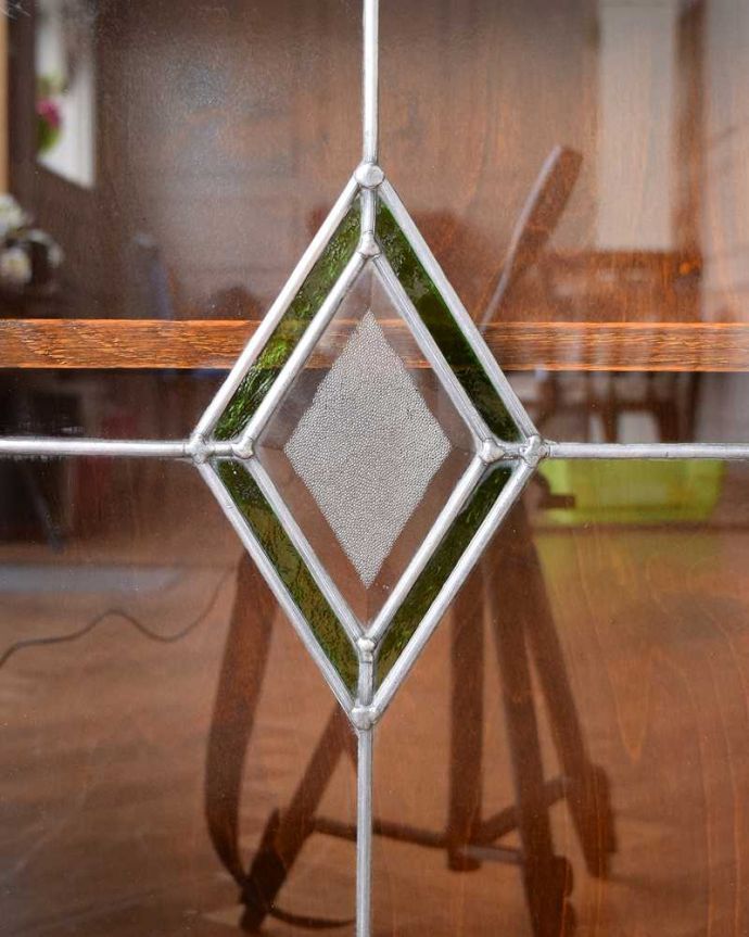 アンティークのキャビネット アンティーク家具 英国輸入のアンティーク家具、ステンドグラス入りのアンティークブックシェルフ(本棚)。英国らしい装飾下扉には、英国家具らしいステンドグラス。(q-1534-f)