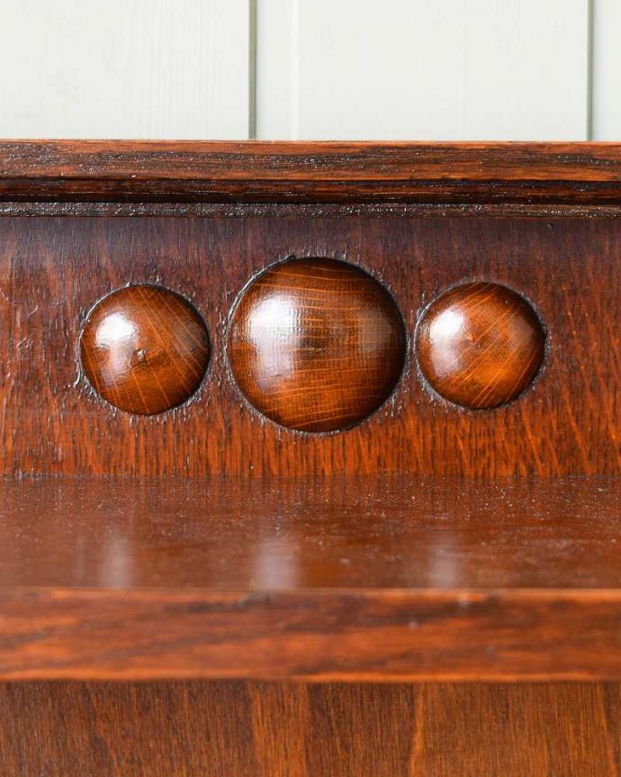 アンティークのキャビネット アンティーク家具 英国輸入のアンティーク家具、ステンドグラス入りのアンティークブックシェルフ(本棚)。ここの彫も最上級の美しさいろんな部分の美しさが重なり合って、最上級の美しさを醸し出してくれます。(q-1534-f)