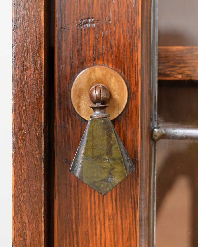 アンティークのキャビネット アンティーク家具 英国輸入のアンティーク家具、ステンドグラス入りのアンティークブックシェルフ(本棚)。アンティークらしい素敵な取っ手デザインが美しい取っ手。(q-1534-f)