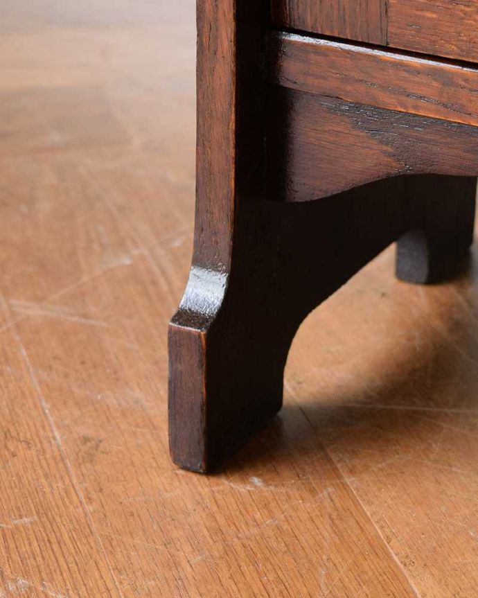 アンティークのキャビネット アンティーク家具 英国輸入のアンティーク家具、ステンドグラス入りのアンティークブックシェルフ(本棚)。女性1人でラクラク運べちゃうんですHandleのアンティークは、脚の裏にフェルトキーパーをお付けしています。(q-1534-f)