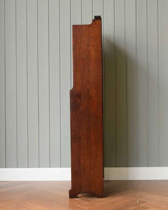 アンティークのキャビネット アンティーク家具 英国輸入のアンティーク家具、ステンドグラス入りのアンティークブックシェルフ(本棚)。横から見ても素敵なんですもちろん、横から見てもキレイ。(q-1534-f)