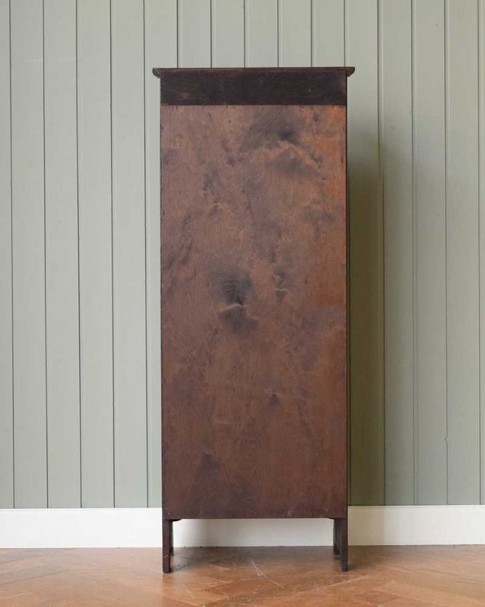 アンティークのキャビネット アンティーク家具 英国輸入のアンティーク家具、ステンドグラス入りのアンティークブックシェルフ(本棚)。後ろ姿もチェックして下さいアンティークは新品ではないので、経年変化によるキズはありますが、専門の職人がキレイにお直しをしているので、後ろ姿までキレイです。(q-1534-f)