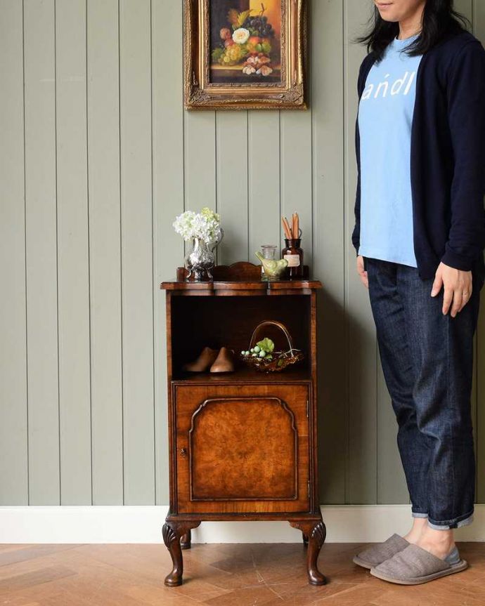 アンティークのキャビネット　アンティーク家具　どこでも置けるウォールナット材のペディスタルカップボード、イギリスのアンティーク家具 。小さくても英国アンティークらしい雰囲気たっぷり引き出しとオープン棚の付いた小ぶりな家具は、どんな場所でも大活躍。(q-1535-f)