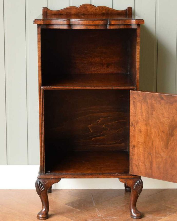 アンティークのキャビネット　アンティーク家具　どこでも置けるウォールナット材のペディスタルカップボード、イギリスのアンティーク家具 。扉の中を開けてみましょう扉を開けてみると、中はこんな感じに仕上がっています。(q-1535-f)