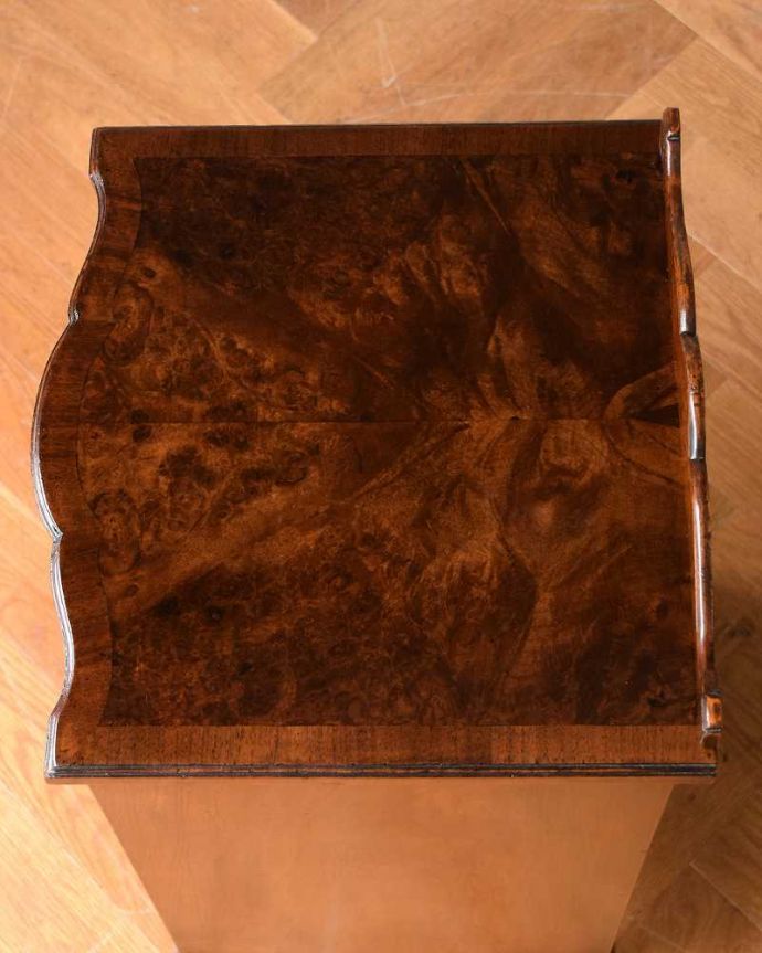 アンティークのキャビネット　アンティーク家具　どこでも置けるウォールナット材のペディスタルカップボード、イギリスのアンティーク家具 。ピカピカにお直ししました！天板の塗装も修復の時、キレイにお直ししました。(q-1535-f)