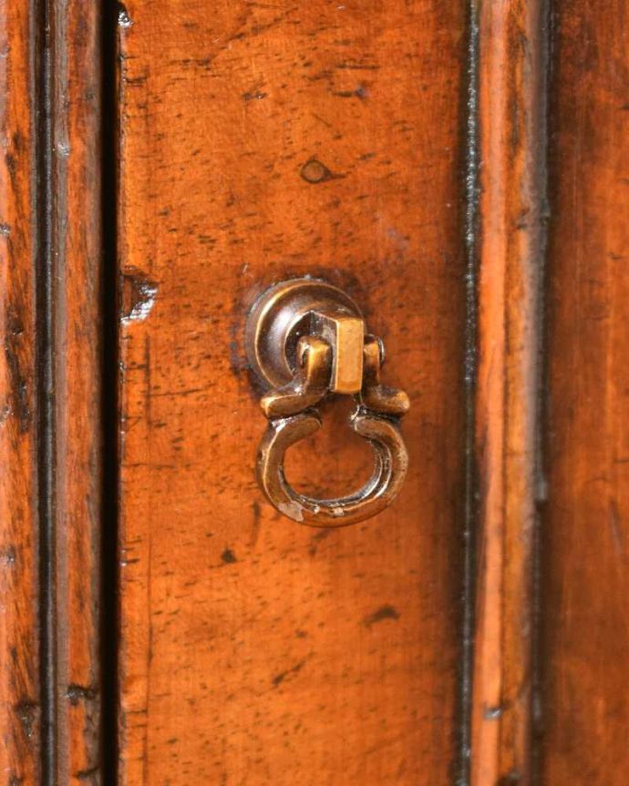 アンティークのキャビネット　アンティーク家具　どこでも置けるウォールナット材のペディスタルカップボード、イギリスのアンティーク家具 。開ける度にワクワク･･･アンティーク家具は取っ手もカッコイイんです。(q-1535-f)