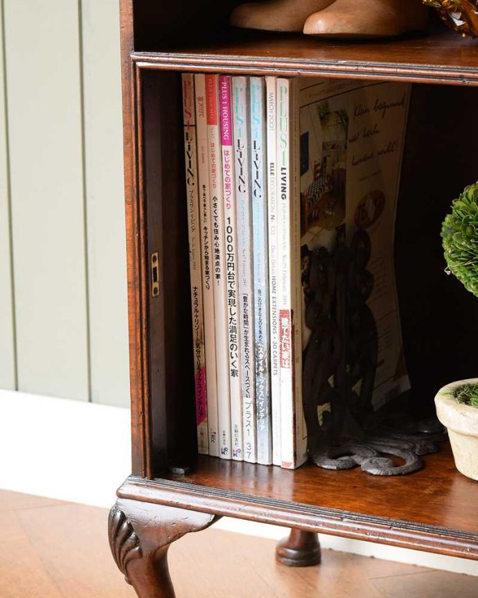 アンティークのキャビネット　アンティーク家具　どこでも置けるウォールナット材のペディスタルカップボード、イギリスのアンティーク家具 。扉の中は収納たっぷりA4サイズの雑誌までしっかり収納出来ちゃう大きさ。(q-1535-f)