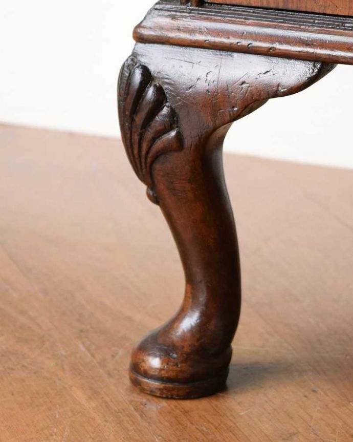 アンティークのキャビネット　アンティーク家具　どこでも置けるウォールナット材のペディスタルカップボード、イギリスのアンティーク家具 。女性１人でラクラ運べちゃうんですHandleのアンティークは、脚の裏にフェルトキーパーをお付けしています。(q-1535-f)