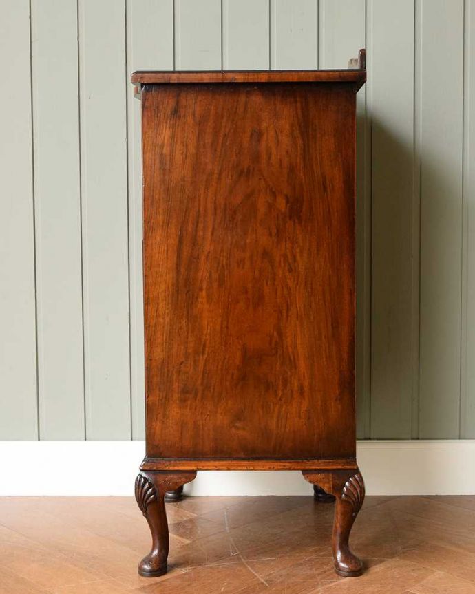アンティークのキャビネット　アンティーク家具　どこでも置けるウォールナット材のペディスタルカップボード、イギリスのアンティーク家具 。横から見ても素敵なんですもちろん、横から見てもキレイに仕上がっているので、いろんな場所に置いて使って下さい。(q-1535-f)