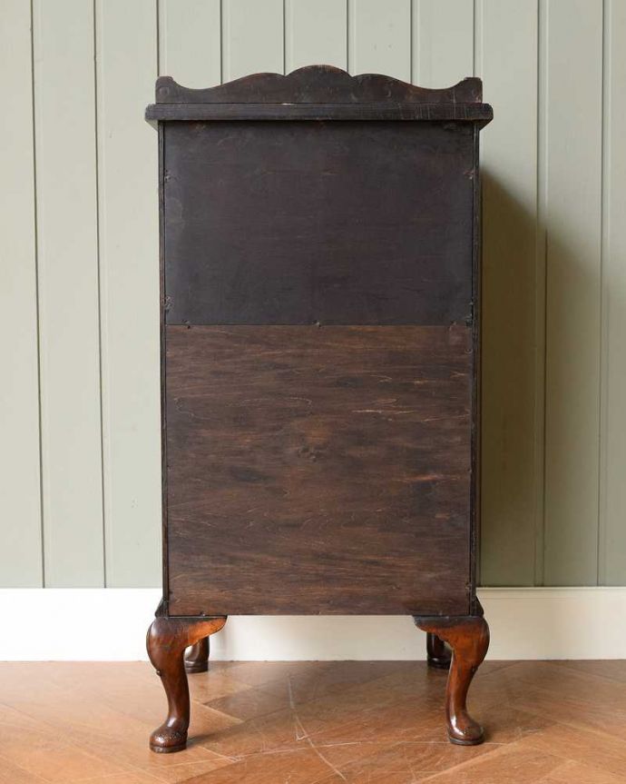 アンティークのキャビネット　アンティーク家具　どこでも置けるウォールナット材のペディスタルカップボード、イギリスのアンティーク家具 。キレイに修復しましたアンティークは新品ではないので、経年変化によるキズはありますが、専門の職人がキレイにお直しをしているので、後姿までキレイです。(q-1535-f)