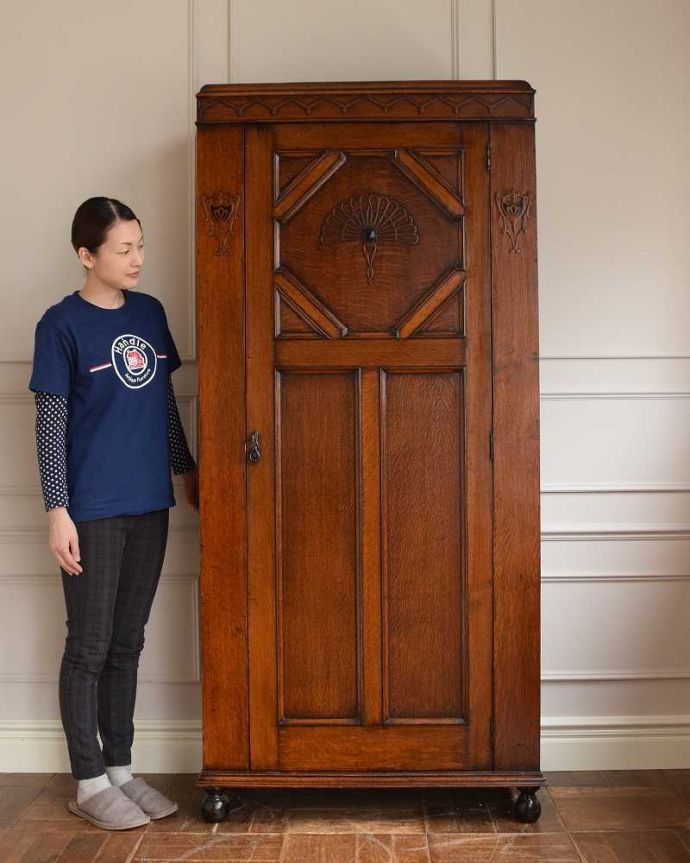ワードローブ　アンティーク家具　英国スタイルのアンティーク家具、収納力のある棚付きのワードローブ。実は隠れた人気モノのアンティークアンティーク家具の中でリクエストが多いワードローブ。(q-1536-f)