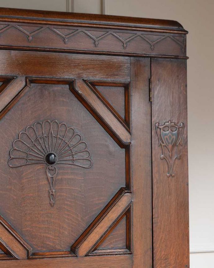ワードローブ　アンティーク家具　英国スタイルのアンティーク家具、収納力のある棚付きのワードローブ。アンティークらしい装飾が魅力サイズの大きい家具だからこそ、やっぱり美しい装飾がアンティークの魅力。(q-1536-f)