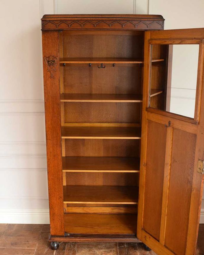 ワードローブ　アンティーク家具　英国スタイルのアンティーク家具、収納力のある棚付きのワードローブ。扉を開けて中を見ると･･･こんな感じで、たっぷり収納できます。(q-1536-f)