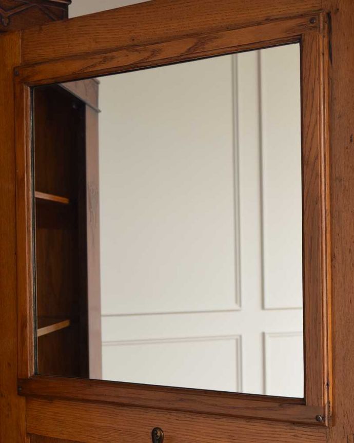 ワードローブ　アンティーク家具　英国スタイルのアンティーク家具、収納力のある棚付きのワードローブ。身だしなみを整えて･･･アンティークのミラーも付いています。(q-1536-f)