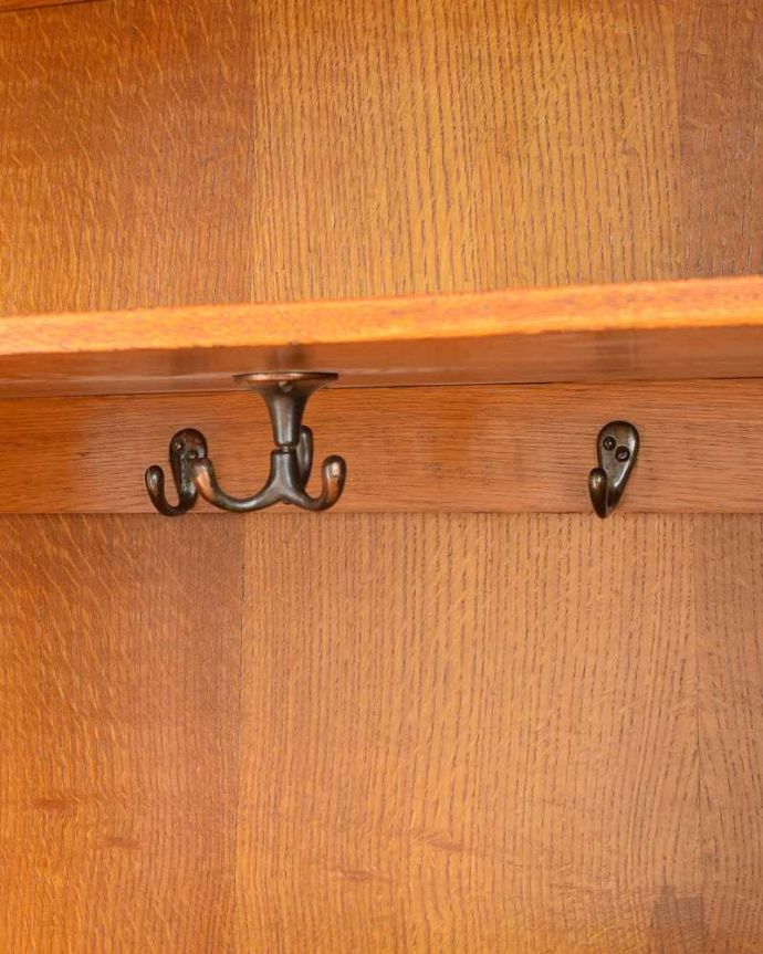 ワードローブ　アンティーク家具　英国スタイルのアンティーク家具、収納力のある棚付きのワードローブ。お洋服を掛ける場所ポールが付いているので、ここにハンガーを掛けてください。(q-1536-f)