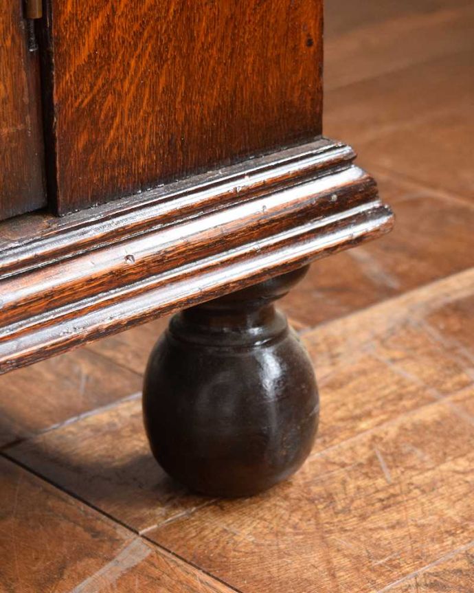 ワードローブ　アンティーク家具　英国スタイルのアンティーク家具、収納力のある棚付きのワードローブ。女性でも運べちゃう理由は･･･Handleのアンティークは、脚の裏にフェルトキーパーをお付けしていますので、重い家具でも床を滑らせて移動出来ます。(q-1536-f)