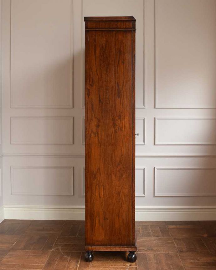 ワードローブ　アンティーク家具　英国スタイルのアンティーク家具、収納力のある棚付きのワードローブ。横から見た姿もステキ正面だけじゃなく横から見るとこんな感じです。(q-1536-f)