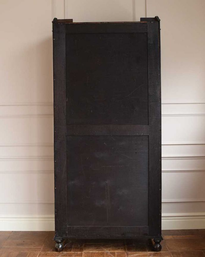 ワードローブ　アンティーク家具　英国スタイルのアンティーク家具、収納力のある棚付きのワードローブ。実は後ろ姿もキレイなんです。(q-1536-f)