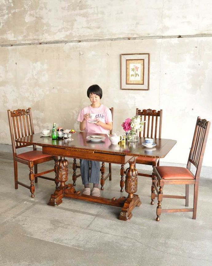 アンティークのテーブル アンティーク家具 重厚なバルボスレッグが美しい英国輸入のアンティークドローリーフテーブル(伸張式テーブル) 。3通りの大きさで使える便利なテーブル天板の下に隠れているリーフを引っ張り出せばあっという間に大きくなっちゃうドローリーフテーブル。(q-1537-f)