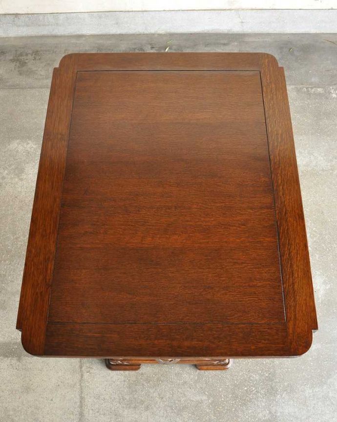 アンティークのテーブル アンティーク家具 重厚なバルボスレッグが美しい英国輸入のアンティークドローリーフテーブル(伸張式テーブル) 。上から見るとこんな形リーフを開く前はこんな形です。(q-1537-f)