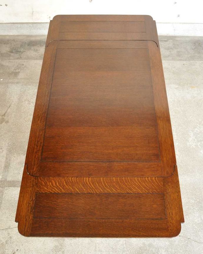 アンティークのテーブル アンティーク家具 重厚なバルボスレッグが美しい英国輸入のアンティークドローリーフテーブル(伸張式テーブル) 。やっぱりテーブルは天板が重要全部開いた状態で天板を上から見てみるとこんな感じです。(q-1537-f)