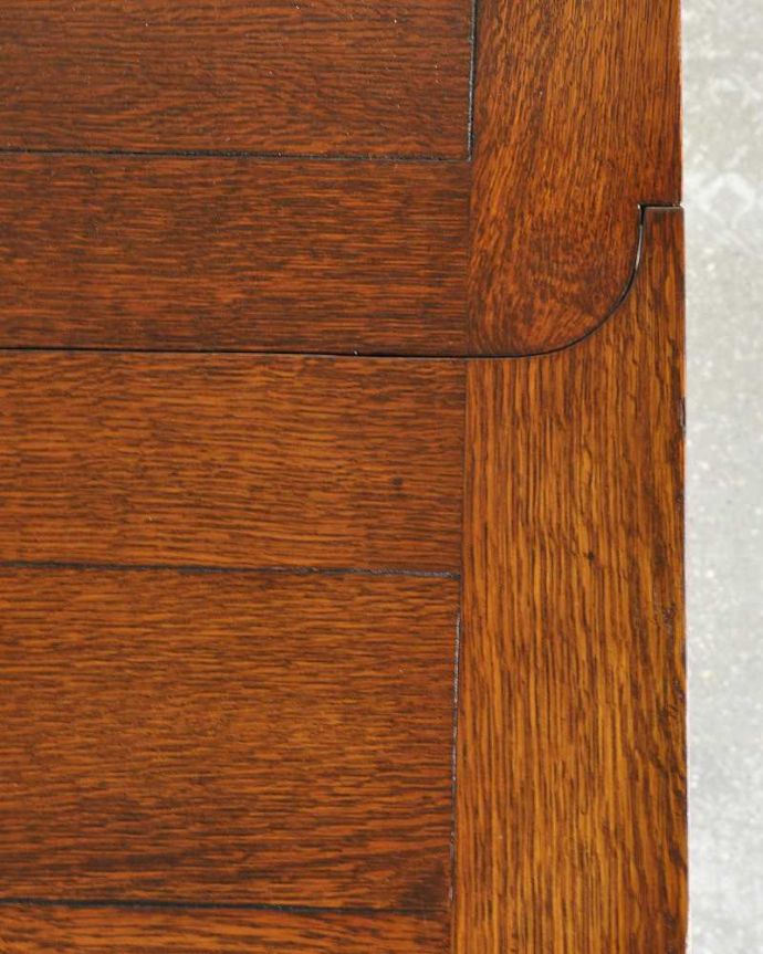 アンティークのテーブル アンティーク家具 重厚なバルボスレッグが美しい英国輸入のアンティークドローリーフテーブル(伸張式テーブル) 。近づいて見てみると、天板はこんな感じです。(q-1537-f)