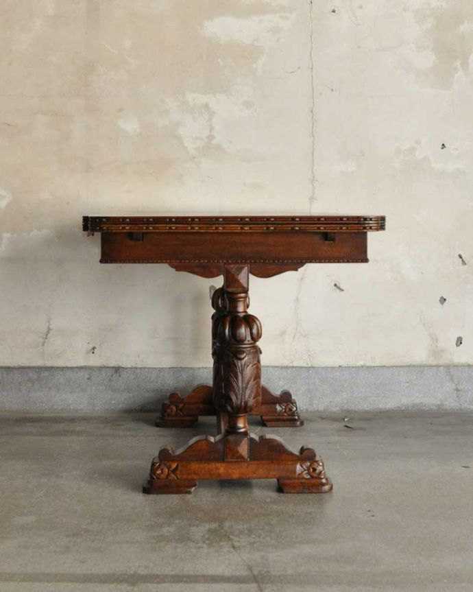 アンティークのテーブル アンティーク家具 重厚なバルボスレッグが美しい英国輸入のアンティークドローリーフテーブル(伸張式テーブル) 。こちら側から見てみると・・・アンティークは新品ではないので経年変化によるキズはありますが、専門の職人がしっかり修復しました。(q-1537-f)