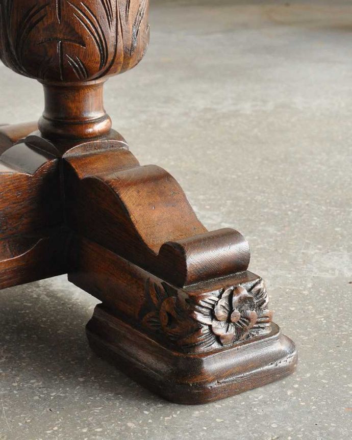 アンティークのテーブル アンティーク家具 重厚なバルボスレッグが美しい英国輸入のアンティークドローリーフテーブル(伸張式テーブル) 。持ち上げなくても移動できます!Handleのアンティークは、脚の裏にフェルトキーパーをお付けしていますので、持ち上げなくても床を滑らせて移動させることが出来ます。(q-1537-f)