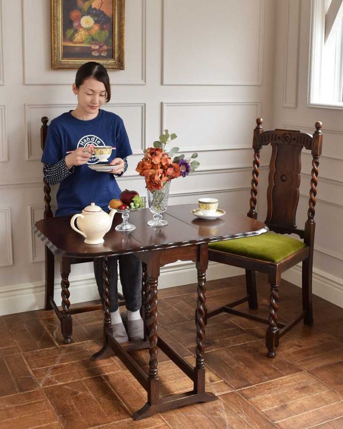 アンティークのテーブル　アンティーク家具　伸張式のアンティーク英国家具、天板の縁どりも美しいドロップリーフテーブル（伸張式テーブル）。蝶の羽がモチーフになった美しいテーブルまるで蝶々が羽を広げるように折りたたみが出来るところから名前が付けられた「バタフライ（蝶々）テーブル」。(q-1538-f)