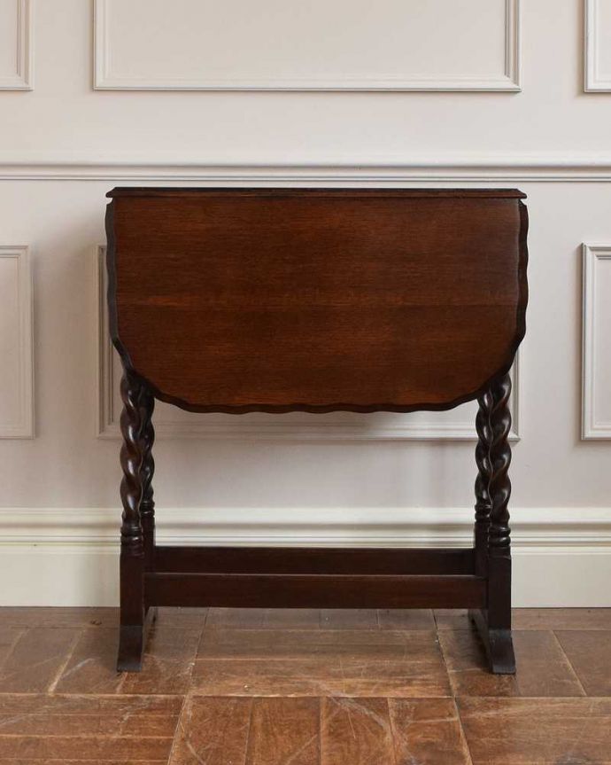 アンティークのテーブル　アンティーク家具　伸張式のアンティーク英国家具、天板の縁どりも美しいドロップリーフテーブル（伸張式テーブル）。後ろ姿にも自信がありますアンティークは新品ではないので経年変化によるキズはありますが、専門の職人がしっかり修復したので、どの角度から見てもキレイです。(q-1538-f)