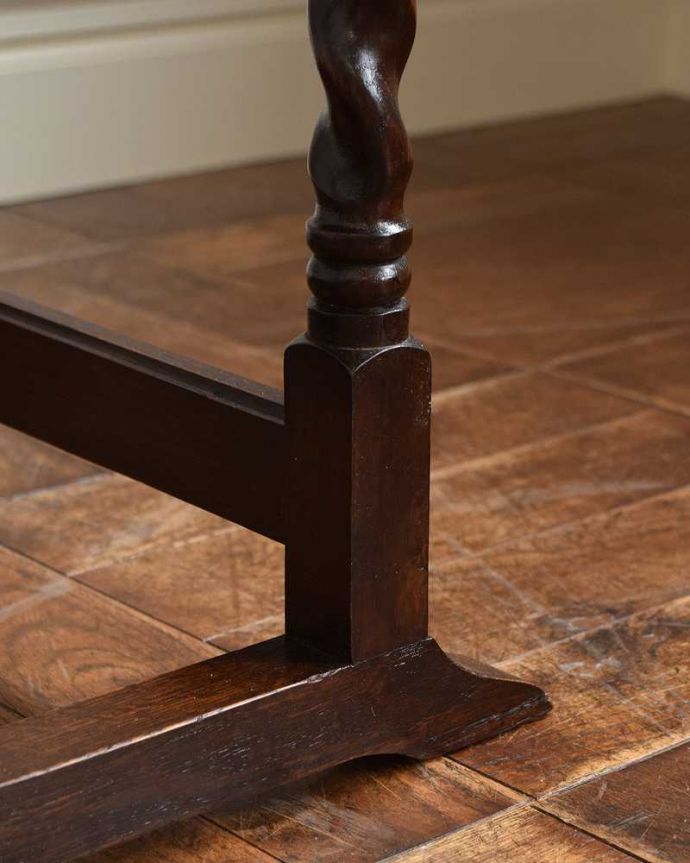 アンティークのテーブル　アンティーク家具　伸張式のアンティーク英国家具、天板の縁どりも美しいドロップリーフテーブル（伸張式テーブル）。持ち上げなくても移動できます！Handleのアンティークは、脚の裏にフェルトキーパーをお付けしていますので、持ち上げなくても床を滑らせて移動させることが出来ます。(q-1538-f)