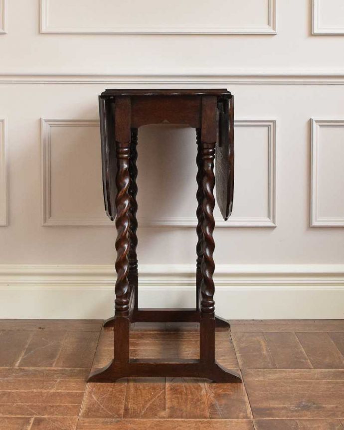 アンティークのテーブル　アンティーク家具　伸張式のアンティーク英国家具、天板の縁どりも美しいドロップリーフテーブル（伸張式テーブル）。リーフを畳むと･･･天板の両側のリーフを畳むと意外にコンパクト。(q-1538-f)