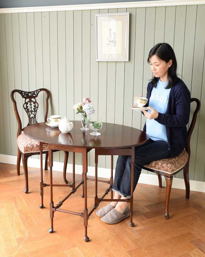 アンティークのテーブル　アンティーク家具　華奢な脚が美しいアンティークゲートレッグテーブル（伸張式）。使い方に合わせて3通りで使えるアンティークの定番アンティーク家具の定番テーブルと言えばゲートレッグテーブル。(q-1539-f)