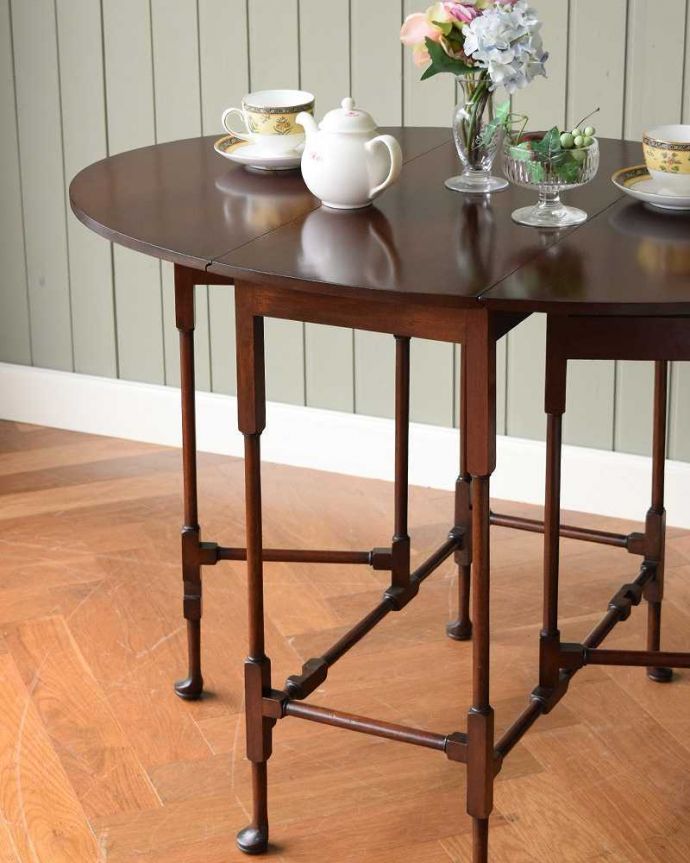 アンティークのテーブル　アンティーク家具　華奢な脚が美しいアンティークゲートレッグテーブル（伸張式）。自慢はやっぱりゲート（門）のような脚まるでゲート（門）が開くような脚の形から名前が付けられたゲートレッグテーブル。(q-1539-f)