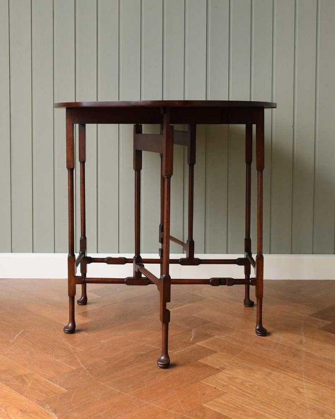 アンティークのテーブル　アンティーク家具　華奢な脚が美しいアンティークゲートレッグテーブル（伸張式）。クルッと回転。(q-1539-f)