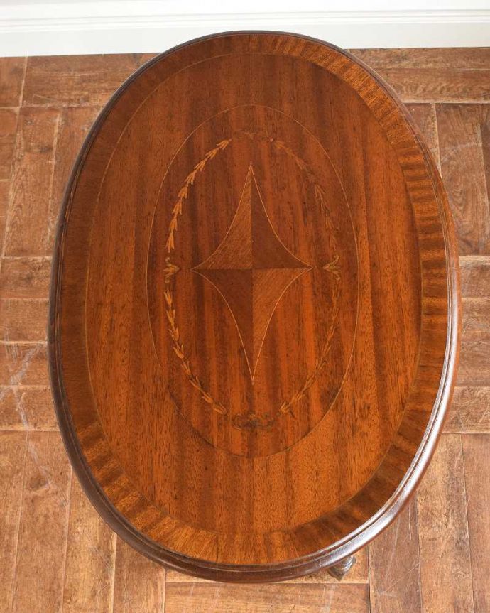 アンティークのテーブル アンティーク家具 どこに置いてもオシャレにキマるアンティーク家具、マホガニー材のオケージョナルテーブル。天板の形を見てみると・・・テーブルの形を上から見ると、こんな感じです。(q-1541-f)