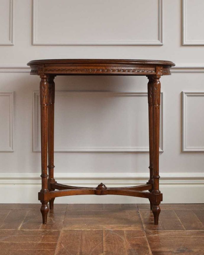 アンティークのテーブル アンティーク家具 どこに置いてもオシャレにキマるアンティーク家具、マホガニー材のオケージョナルテーブル。こちら側も、もちろんキレイです!アンティークは新品ではないので、もちろん経年変化によるキズはありますが、専門の職人がキレイにお直しをしているので、どの角度から見てもキレイです。(q-1541-f)