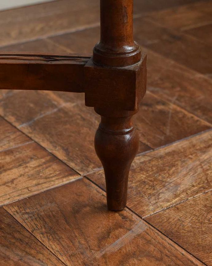 アンティークのテーブル アンティーク家具 どこに置いてもオシャレにキマるアンティーク家具、マホガニー材のオケージョナルテーブル。持ち上げなくても移動できます!Handleのアンティークは、脚の裏にフェルトキーパーをお付けしていますので、床を滑らせてれば移動が簡単です。(q-1541-f)