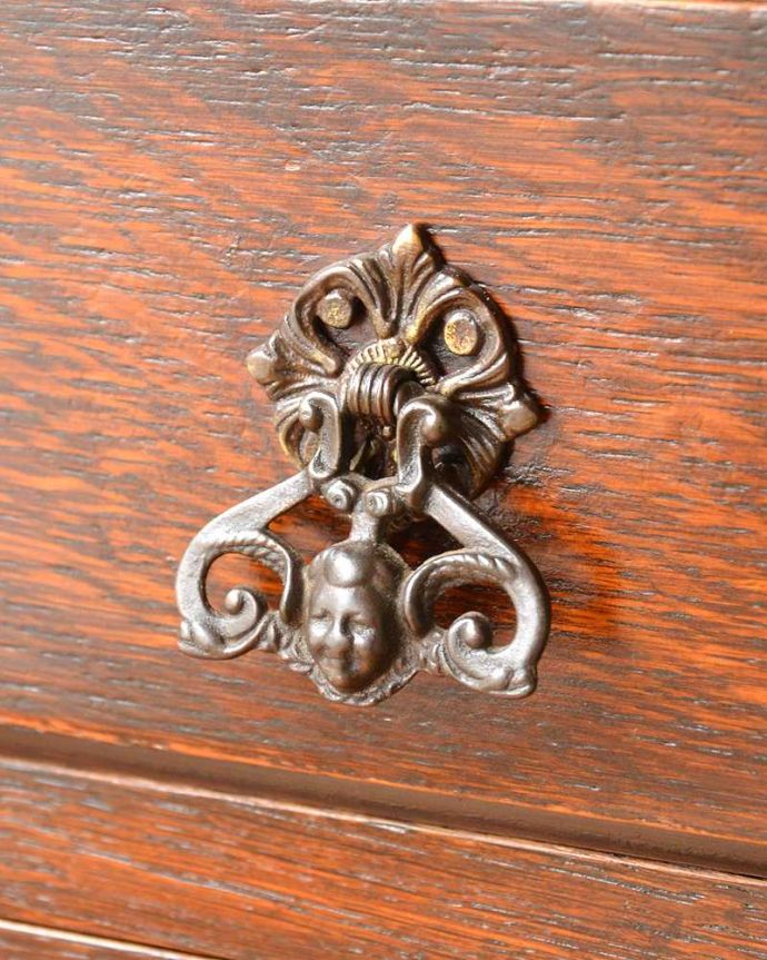 サイドボード　アンティーク家具　英国のアンティーク家具、オーク材の美しい木製サイドボード。取っ手にまでアンティークらしさ時間の流れが感じられる凝ったデザインの味わい深い取っ手。(q-1542-f)