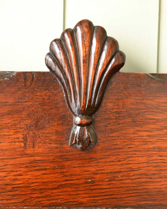 サイドボード　アンティーク家具　英国のアンティーク家具、オーク材の美しい木製サイドボード。至る所に繊細な彫いろんな彫のデザインがありますが、個人的に美しいと思える女性らしく優雅なデザインを選んできました。(q-1542-f)