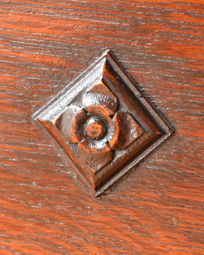 サイドボード　アンティーク家具　英国のアンティーク家具、オーク材の美しい木製サイドボード。惚れ惚れするような美しさとっても堅い無垢材に一体どうやって彫っていったんでしょう？アンティークらしく細かい彫りを眺めているだけでうっとりしてしまいます。(q-1542-f)